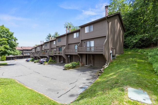 157 Shelter Rock Rd in Danbury, CT - Building Photo - Building Photo