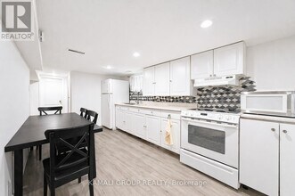 46 Centre St E in Richmond Hill, ON - Building Photo - Building Photo