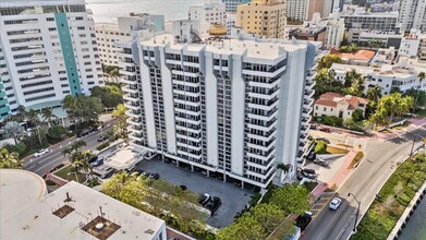 3200 Collins Ave, Unit 11-6 in Miami Beach, FL - Foto de edificio - Building Photo