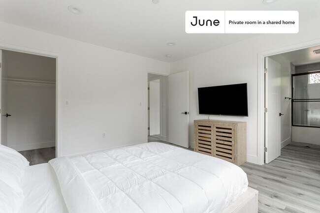 Private bedroom in 4 bed/3 bath Home in Los Angeles, CA - Building Photo - Building Photo