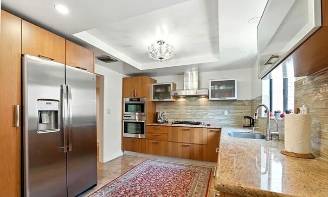 1310 Roxbury Dr, Unit 201 in Los Angeles, CA - Building Photo - Building Photo