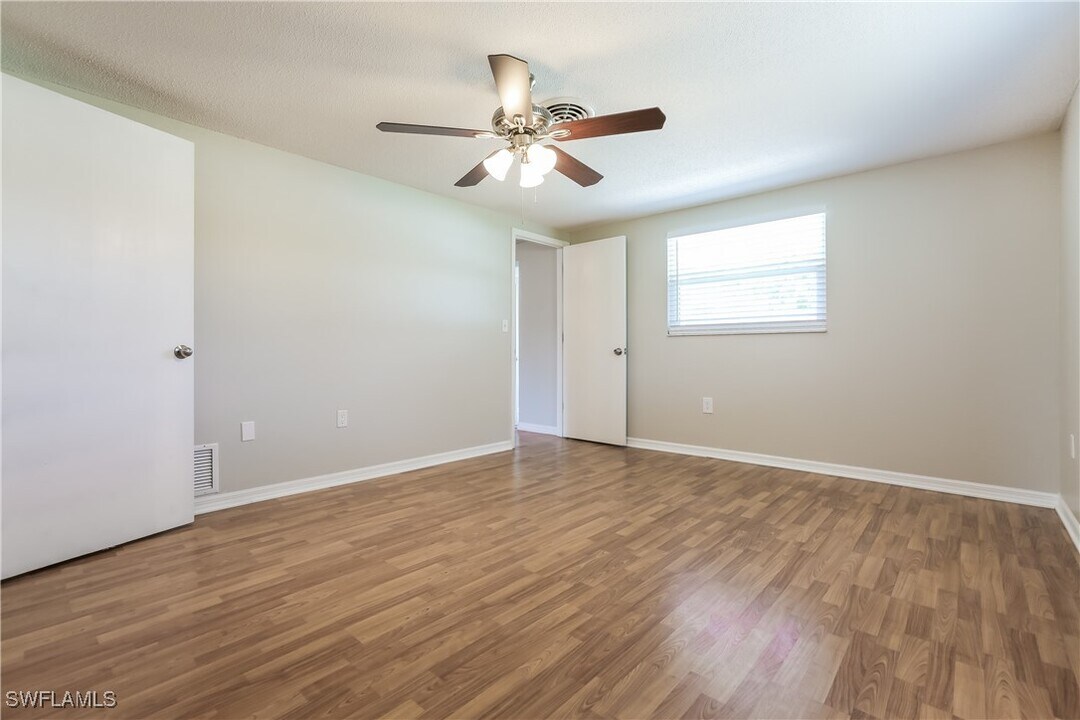 3433 Roslyn Rd in Venice, FL - Building Photo