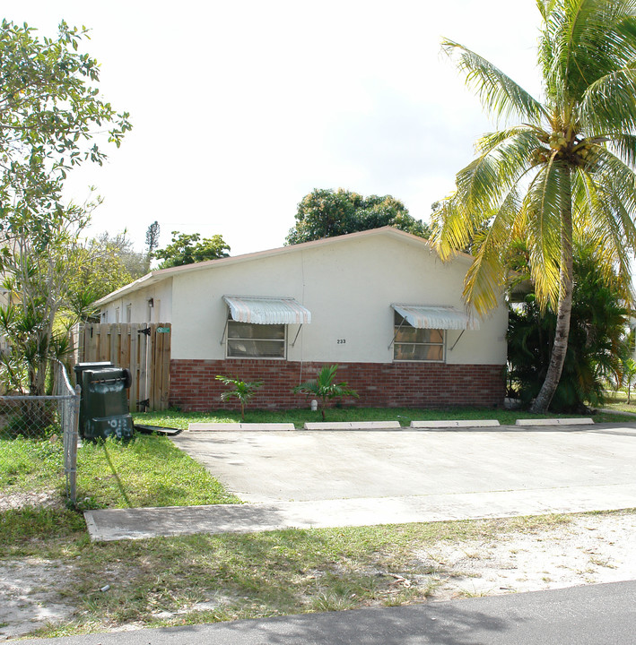 234-236 SW 4th St in Dania, FL - Building Photo