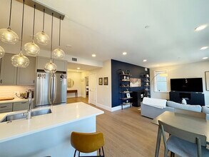 336 Chelsea St, Unit #3 in Boston, MA - Foto de edificio - Building Photo