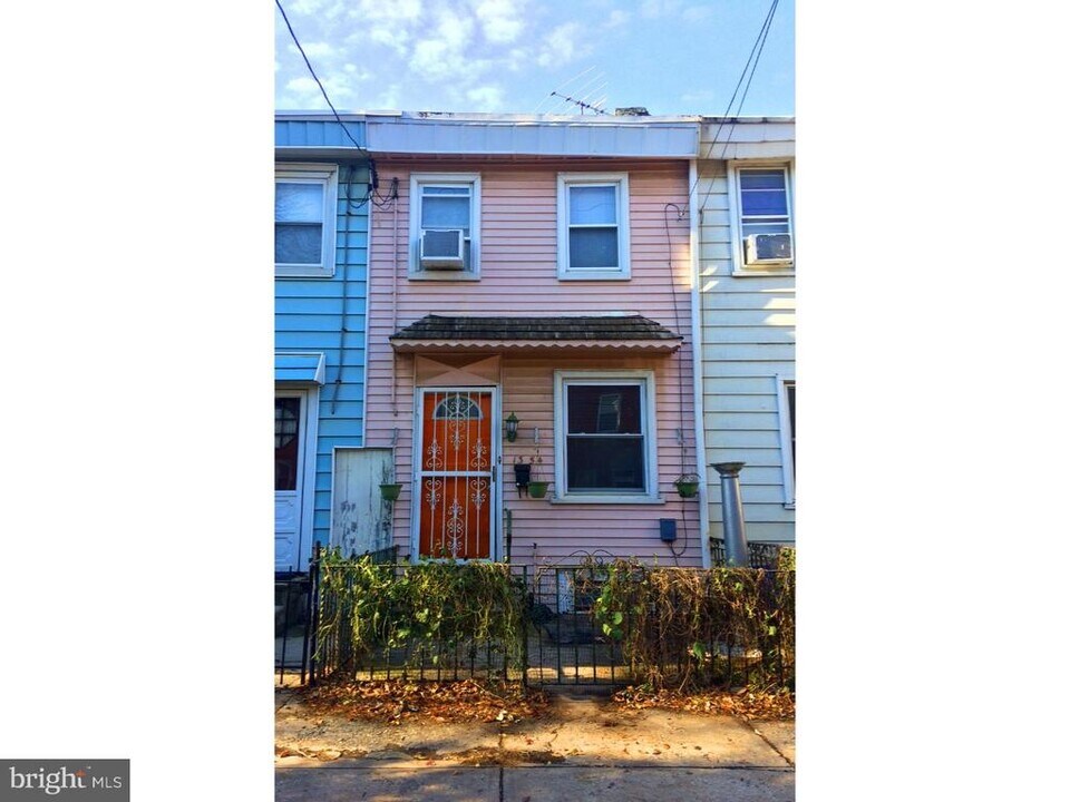 1354 E Columbia Ave in Philadelphia, PA - Building Photo