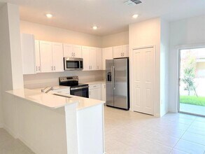 10203 Trumpet Honeysuckle Wy in San Antonio, FL - Building Photo - Building Photo
