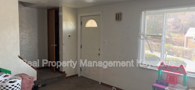 1422 Norvell Dr in Pittsburgh, PA - Foto de edificio - Building Photo