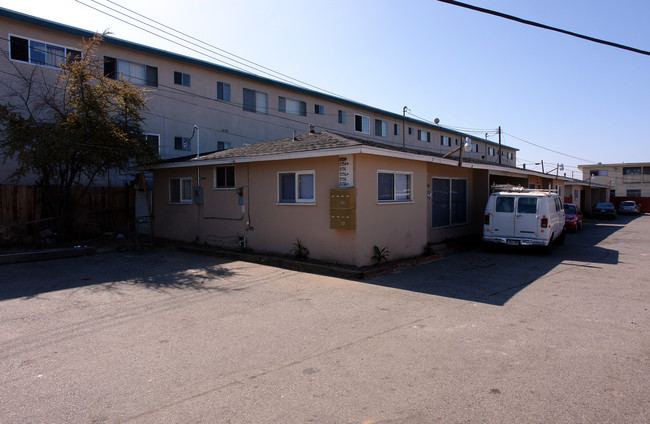 3734-3740 W 102nd St in Inglewood, CA - Foto de edificio - Building Photo