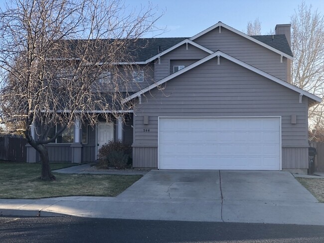 property at 944 NW Oak Pl