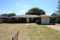 705 W Louisa Ave in Iowa Park, TX - Building Photo - Building Photo