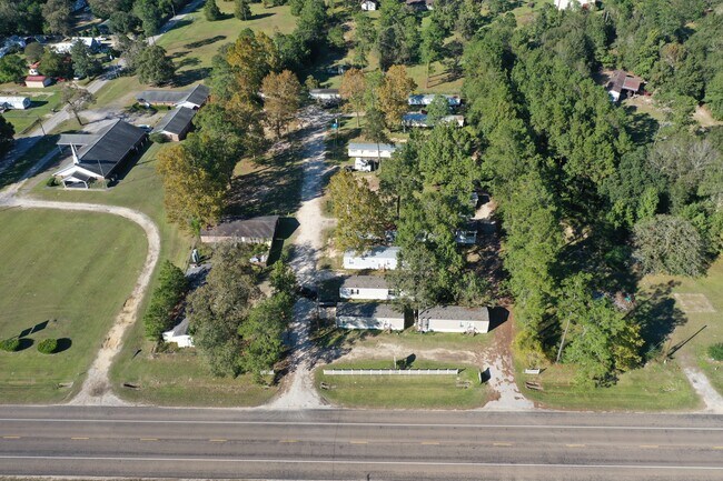 Pine Meadow MHC in Silsbee, TX - Foto de edificio - Building Photo