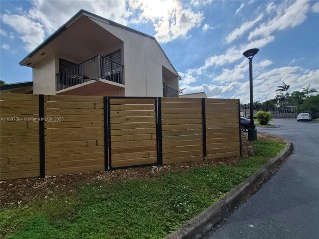 10904 SW 72nd St in Miami, FL - Building Photo - Building Photo