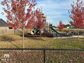 1061 Lakeview Dr in Centerton, AR - Foto de edificio - Building Photo