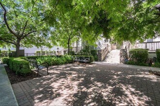 405 Washington Square in Sacramento, CA - Building Photo - Building Photo
