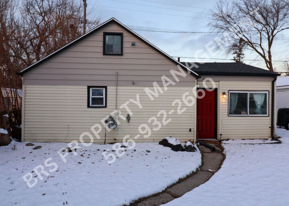 8063 Lozier Ave in Warren, MI - Building Photo