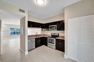 43 Simonton Cir in Weston, FL - Building Photo