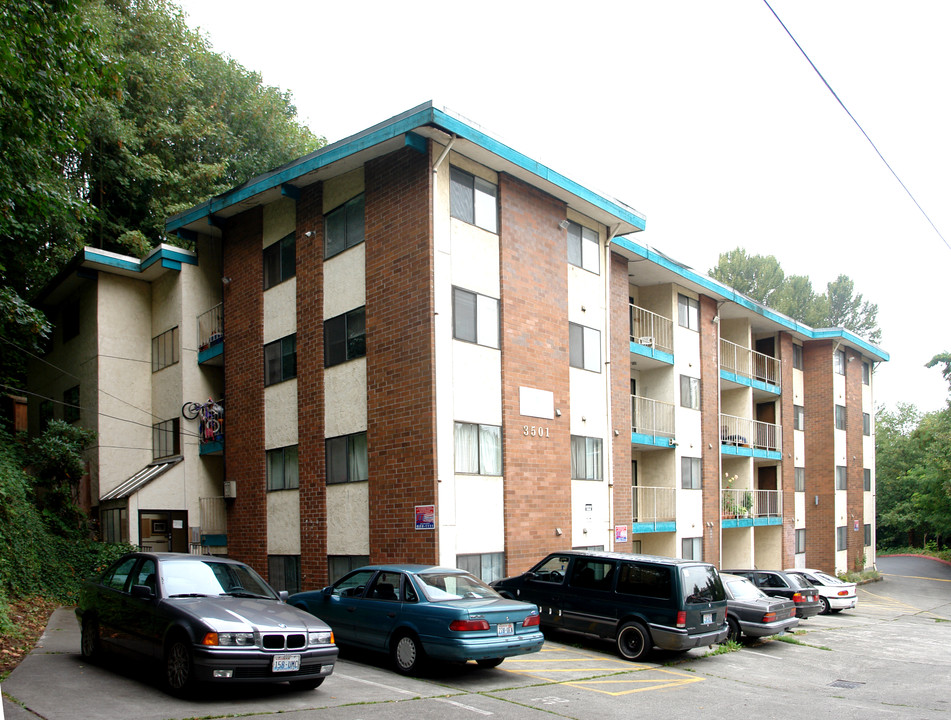 Maple Leaf Apartments in Seattle, WA - Building Photo