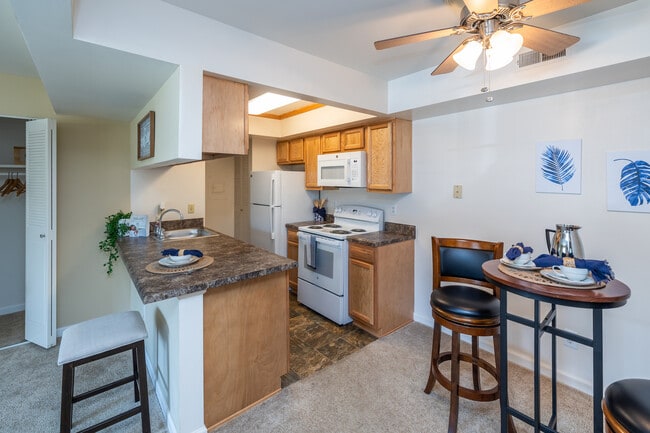 Stone Pointe Village in Fort Wayne, IN - Building Photo - Interior Photo