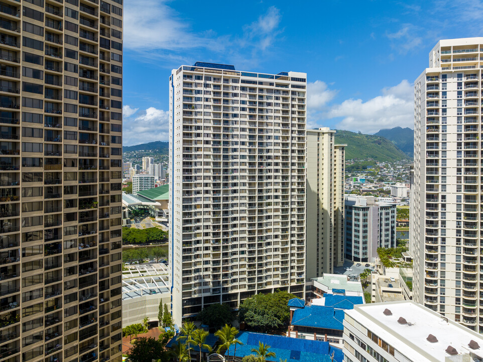 Villa on Eaton Square in Honolulu, HI - Building Photo