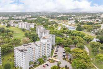 Palm-Aire in Pompano Beach, FL - Foto de edificio - Building Photo