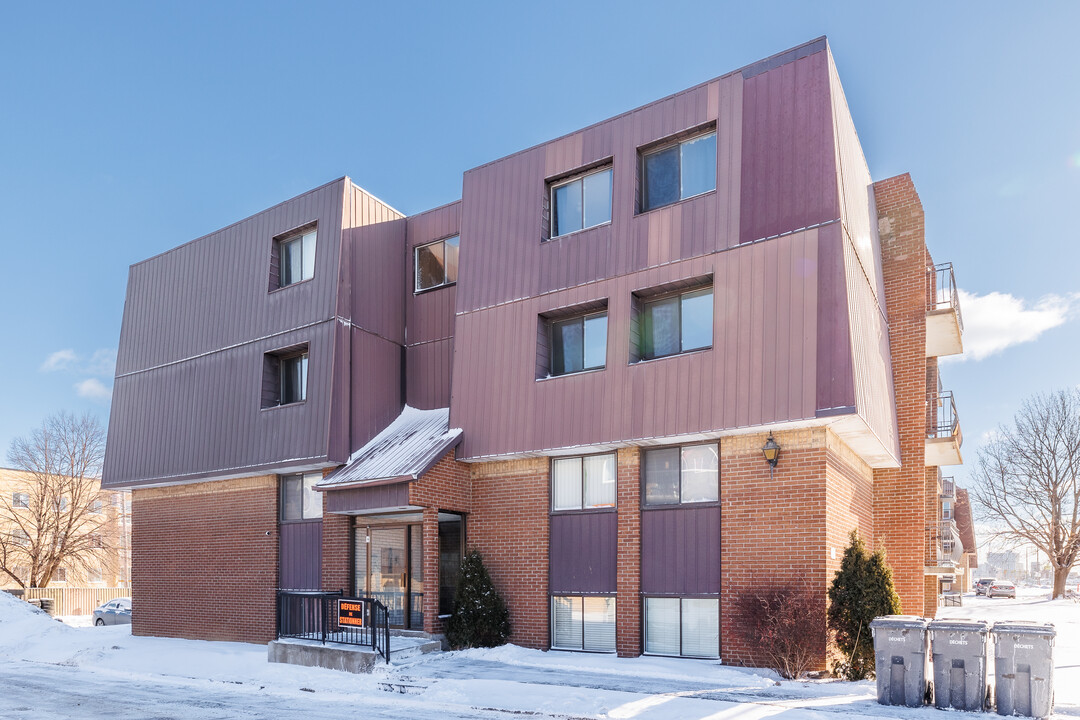 1935 Le Corbusier Boul in Laval, QC - Building Photo