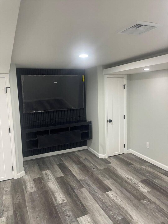 160 Massachusetts Ave in Bay Shore, NY - Building Photo