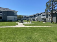 Harbor Village Apartments in Costa Mesa, CA - Foto de edificio - Building Photo