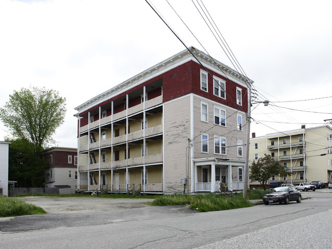 84 Walnut St in Lewiston, ME - Foto de edificio - Building Photo