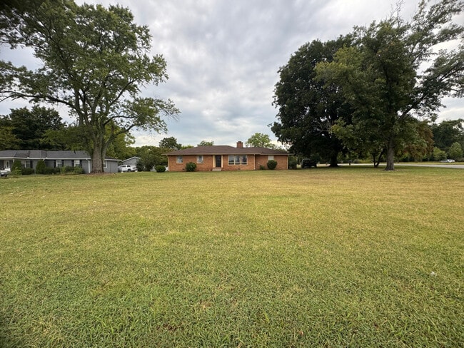1409 Nashville Hwy in Columbia, TN - Building Photo - Building Photo