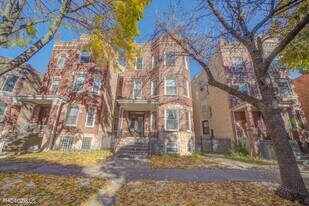 2212 W Iowa St in Chicago, IL - Building Photo