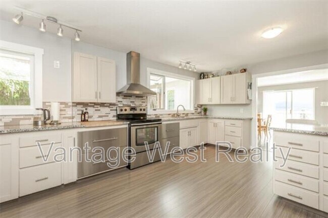 2805 Thacker Dr in West Kelowna, BC - Building Photo - Building Photo