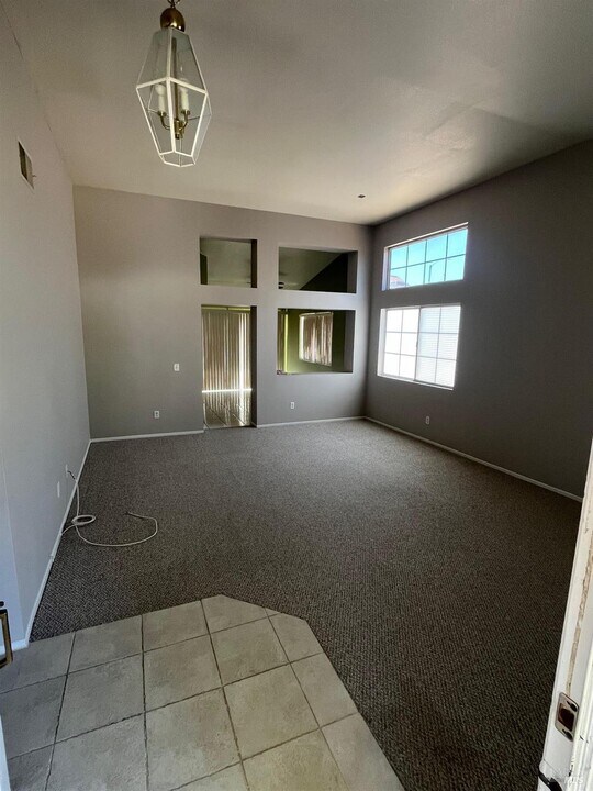 15571 Amber Pointe Dr in Victorville, CA - Building Photo