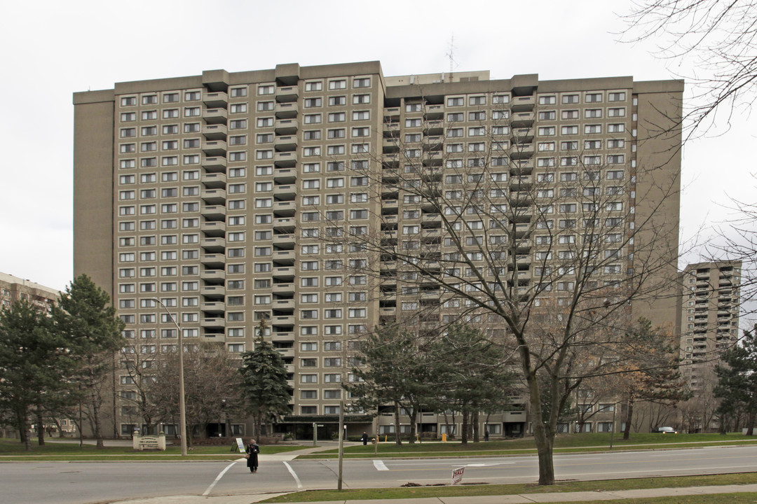 The Maplewoods in Mississauga, ON - Building Photo
