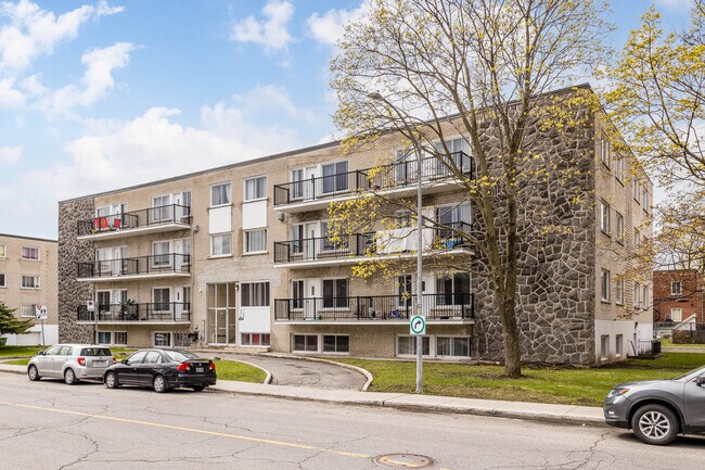 1760 Décarie Rue in St. Laurent, QC - Building Photo - Building Photo