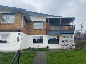 1321 SE 9th Ave in Oak Harbor, WA - Building Photo