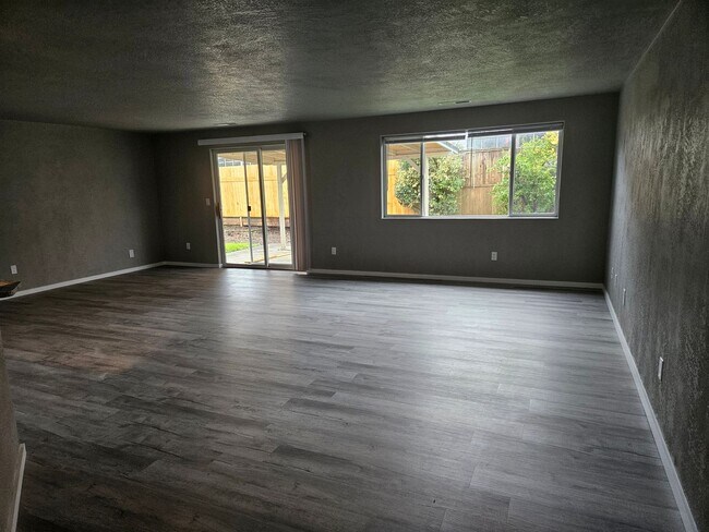 989 Beall Ln in Medford, OR - Building Photo - Building Photo