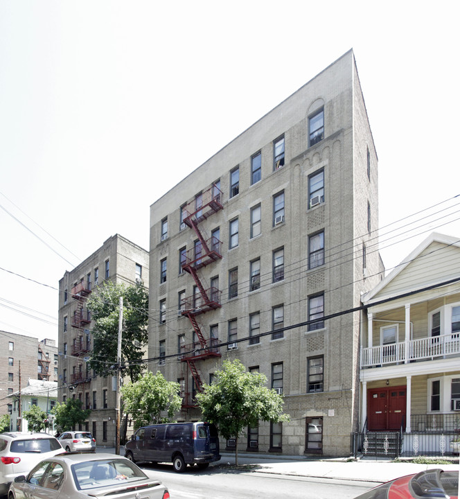 Commodore Perry in Bronx, NY - Building Photo