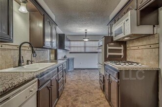 801 Robin Hill Rd in Edmond, OK - Building Photo - Building Photo