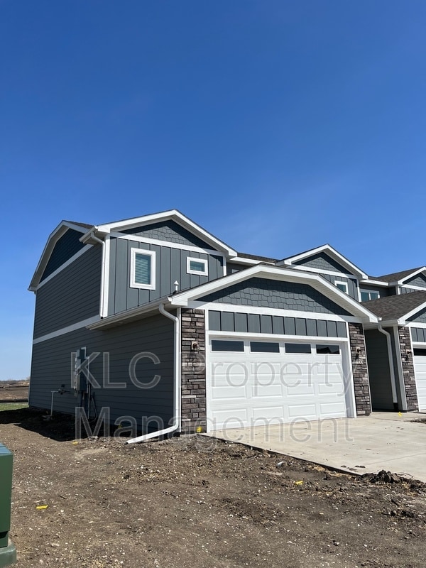 233 NW Greenway Pl in Waukee, IA - Building Photo - Building Photo