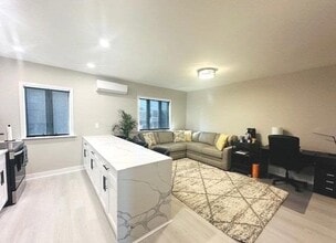 8122 77th Ave in Ridgewood, NY - Foto de edificio - Building Photo