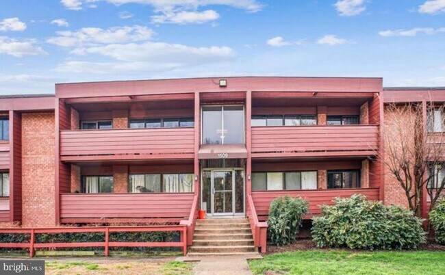 property at 1509 S George Mason Dr