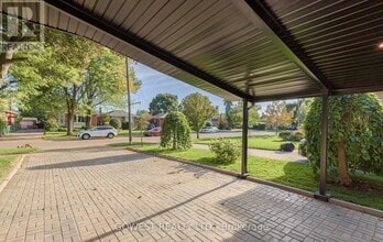 27 Hollister Rd in Toronto, ON - Building Photo - Building Photo