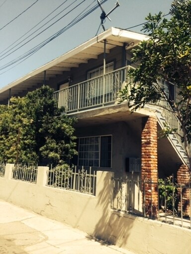 678 W 16th St in San Pedro, CA - Building Photo