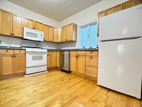 40 Brackett St, Unit 3 in Boston, MA - Foto de edificio - Building Photo