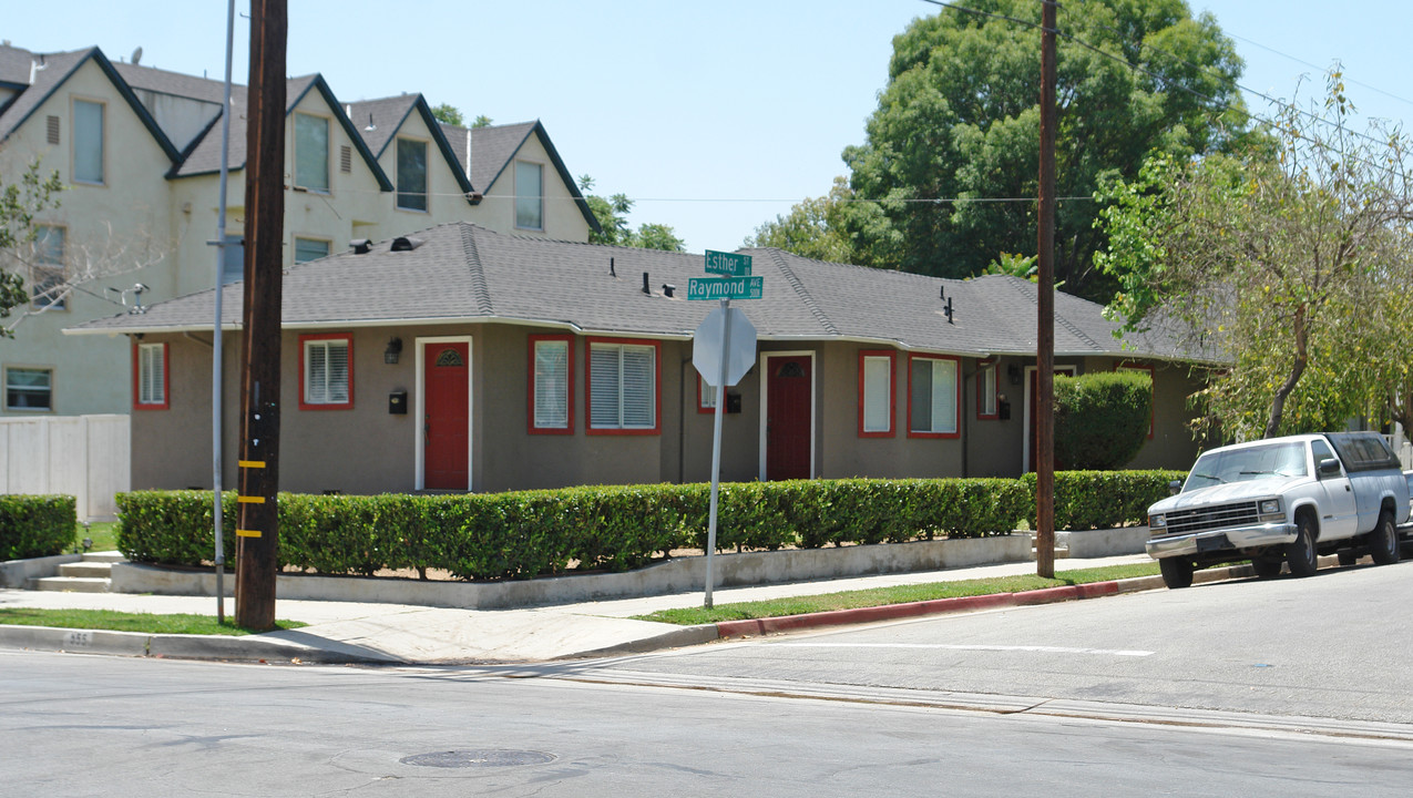 56 Esther St in Pasadena, CA - Building Photo