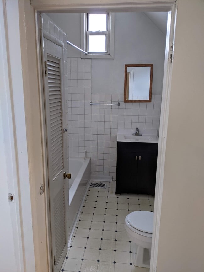 1427 N Elk Grove Ave, Unit 1 in Chicago, IL - Building Photo - Building Photo