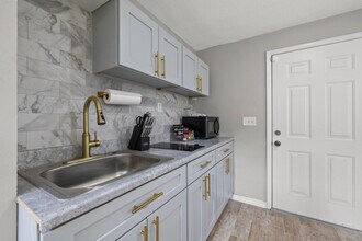 4314 E Henry Ave in Tampa, FL - Foto de edificio - Building Photo