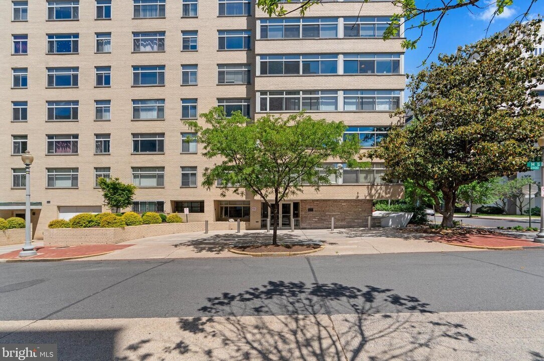 2401 H St NW, Unit 607 in Washington, DC - Foto de edificio