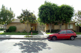 Villa Catalpa in Anaheim, CA - Building Photo - Building Photo