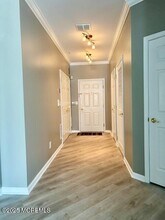 311 Mill Pond Wy in Eatontown, NJ - Foto de edificio - Building Photo